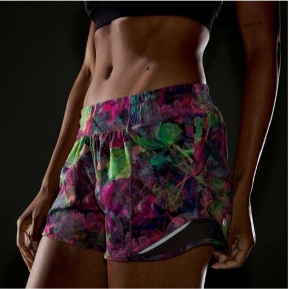 Lululemon Size 2 Hotty Hot Low-Rise Lined Short 4" Floral